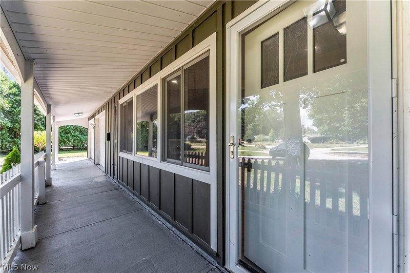 Beautifully updated and move-in ready ranch-style slab is - photo 6