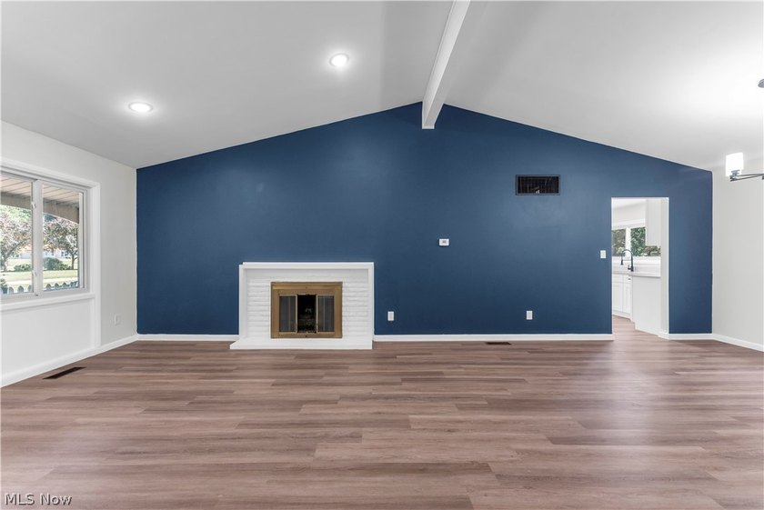 Beautifully updated and move-in ready ranch-style slab is - photo 10