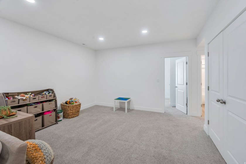 LIKE NEW IN THE HEART OF MAPLETON! This beautifully maintained - photo 31