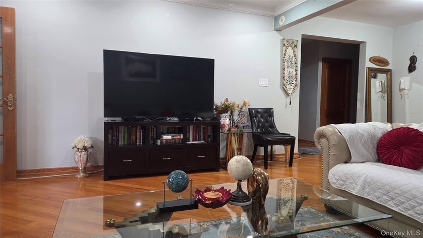 We are pleased to present renovated 3-bedroom, 2-bath apartment - photo 3