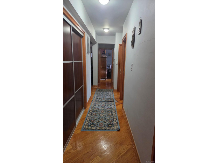 We are pleased to present renovated 3-bedroom, 2-bath apartment - photo 8