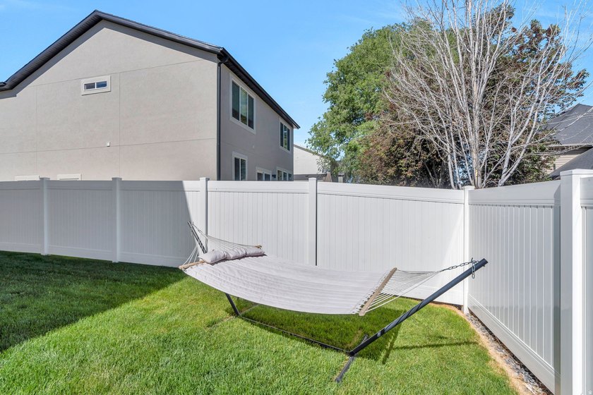 LIKE NEW IN THE HEART OF MAPLETON! This beautifully maintained - photo 50
