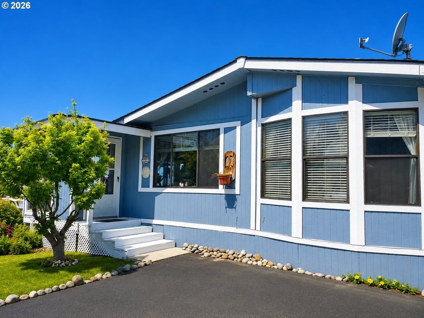 Enjoy coastal living in this well-maintained double-wide - photo 2
