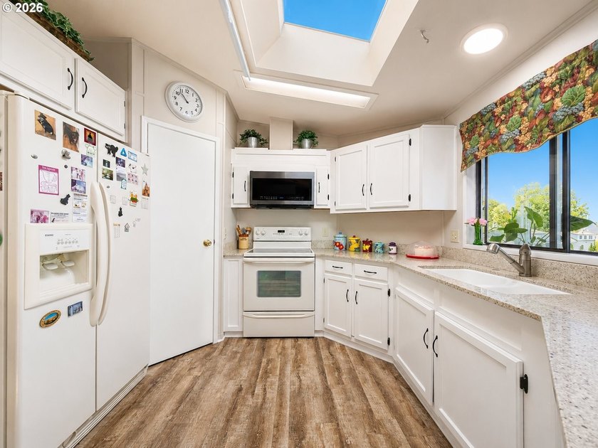 Enjoy coastal living in this well-maintained double-wide - photo 4