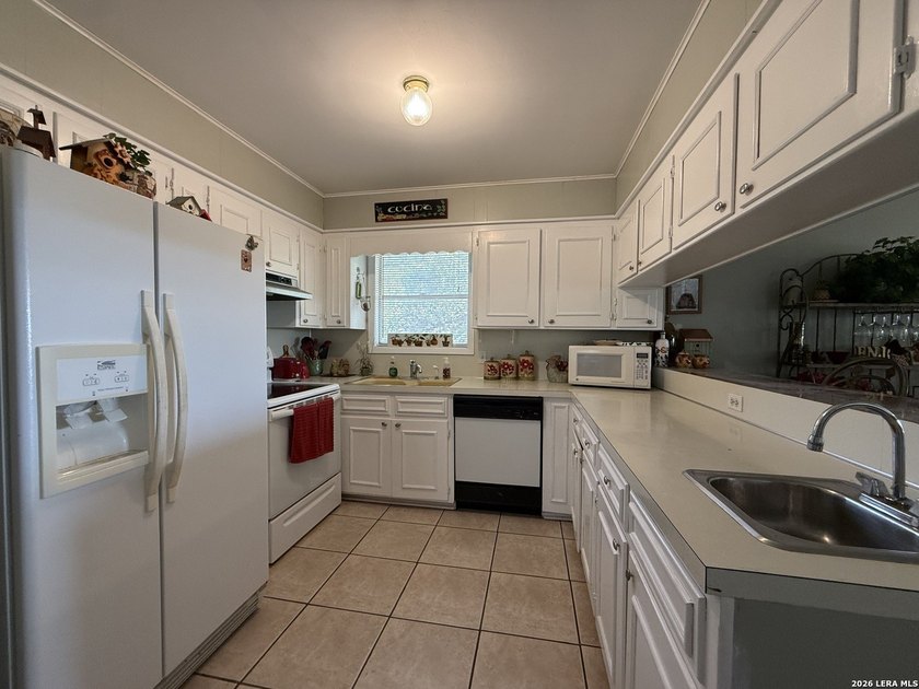 Nestled on a secluded cul-de-sac in the heart of Canyon Lake - photo 12