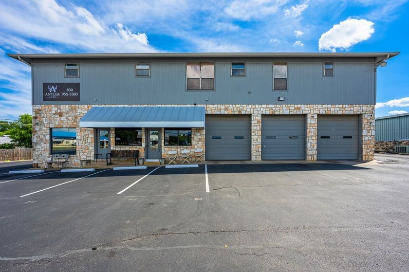 Commercial property offering a versatile space suitable for - photo 4