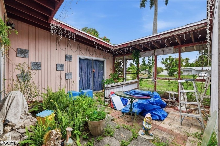 INVESTOR SPECIAL in The Villas! Calling all flippers, renovators - photo 3