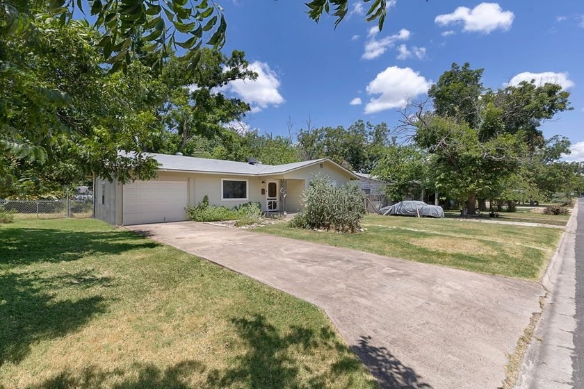 Charming, updated cottage-style home full of character and - photo 2