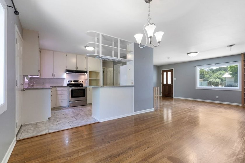 Charming, updated cottage-style home full of character and - photo 6
