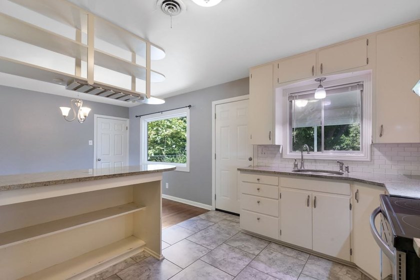 Charming, updated cottage-style home full of character and - photo 10