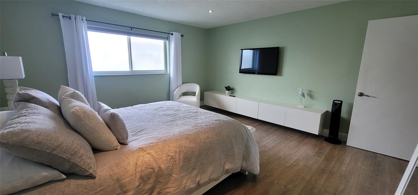 owner says SELL !! STUNNING 1 BEDROOM 1 BATH CONDO with a - photo 29