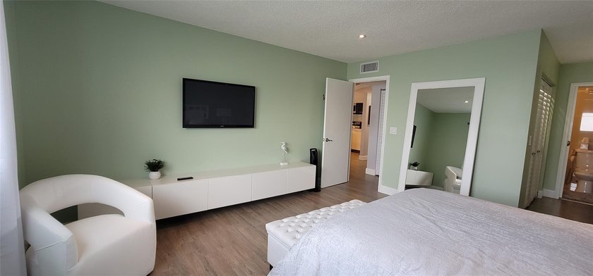 owner says SELL !! STUNNING 1 BEDROOM 1 BATH CONDO with a - photo 30