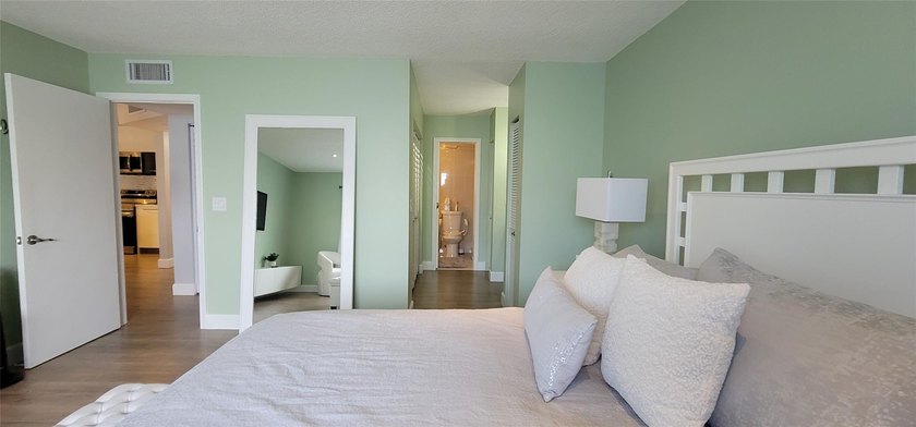 owner says SELL !! STUNNING 1 BEDROOM 1 BATH CONDO with a - photo 31