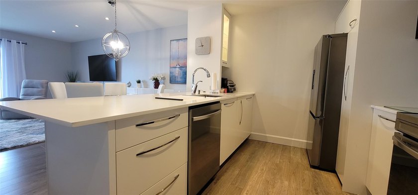 owner says SELL !! STUNNING 1 BEDROOM 1 BATH CONDO with a - photo 39