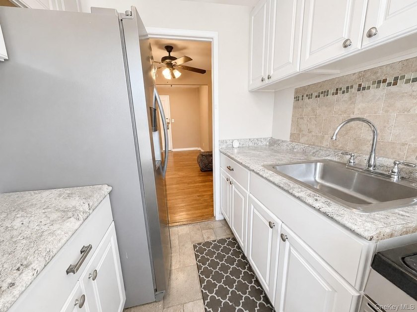 Welcome to a penthouse level Vernon Manor two bed co-op located - photo 6