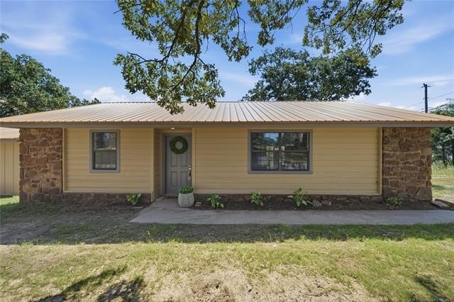 Experience lakefront living in this beautifully renovated home - photo 2