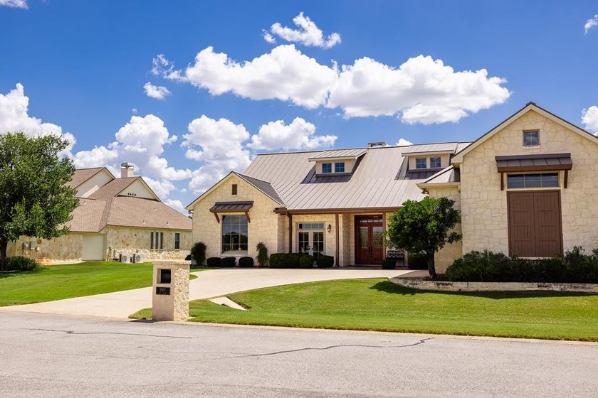 Enjoy gracious indoor and outdoor living from this beautiful one - photo 3
