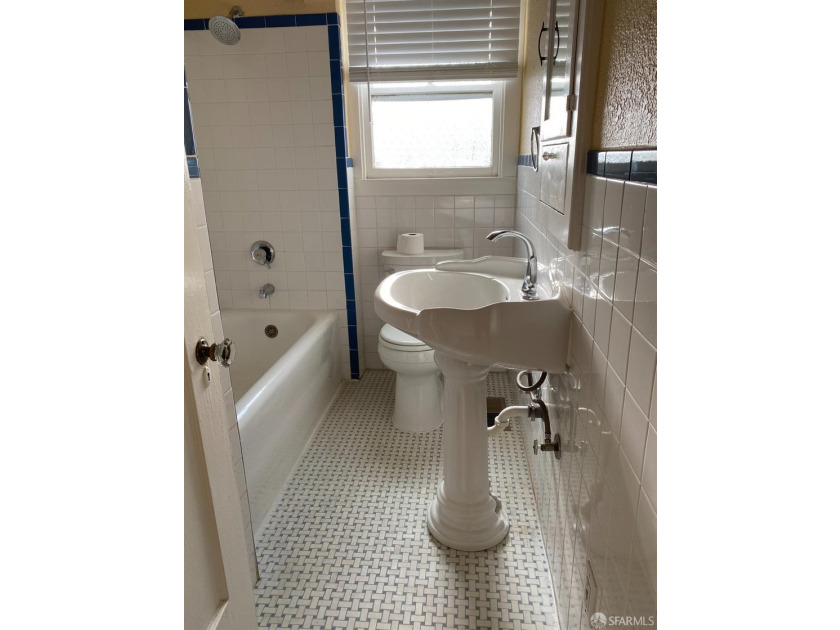 Savvy investors, take note! This well-located duplex in - photo 7