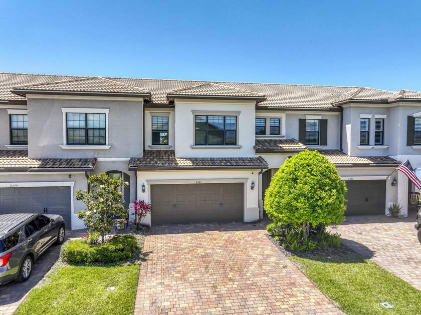 Beautifully upgraded 3BR/2.5BA two-story townhouse built in 2019 - photo 2