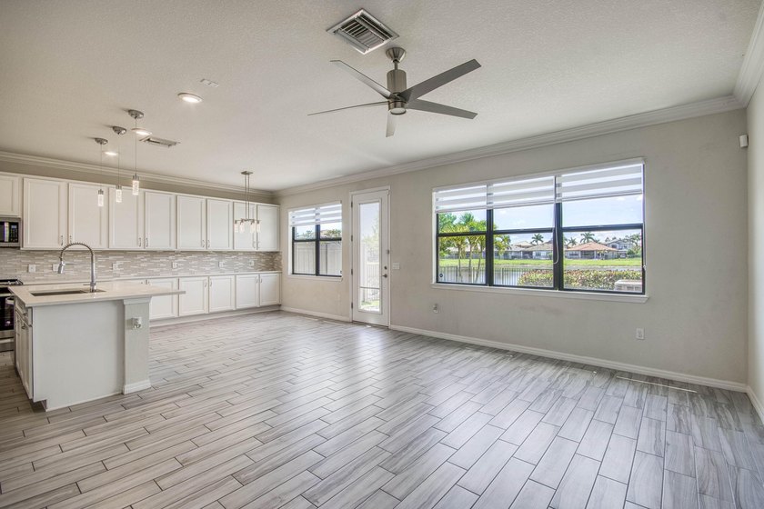 Beautifully upgraded 3BR/2.5BA two-story townhouse built in 2019 - photo 6