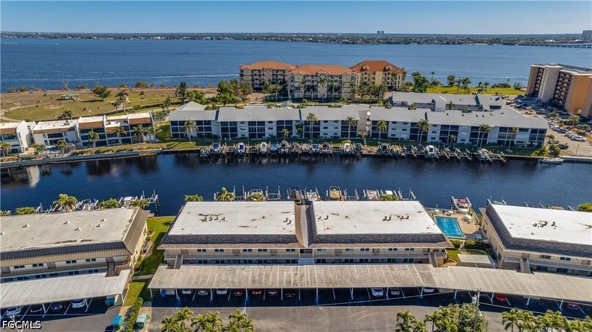 Waterfront Living and Paradise Await with Direct Gulf Access and - photo 3