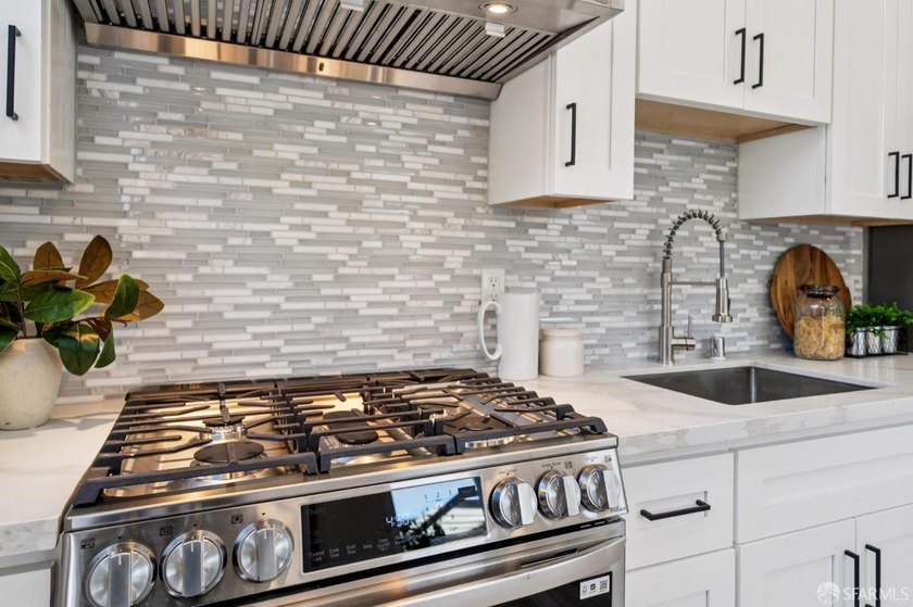 Rare opportunity to own a fully remodeled, fully vacant duplex - photo 16