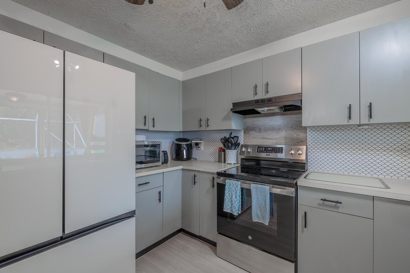 Welcome to this charming 2-bedroom, 2-bath pool home in the - photo 8