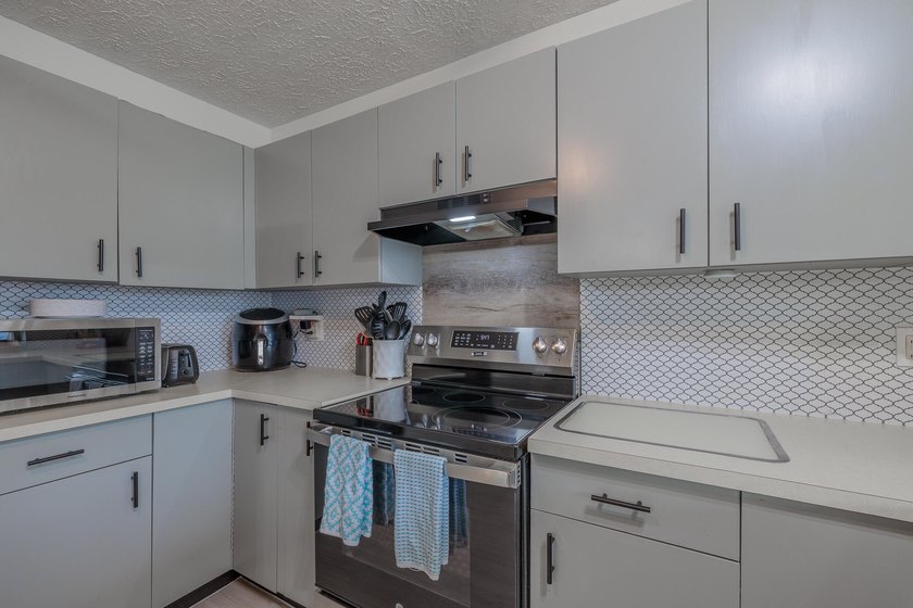 Welcome to this charming 2-bedroom, 2-bath pool home in the - photo 9