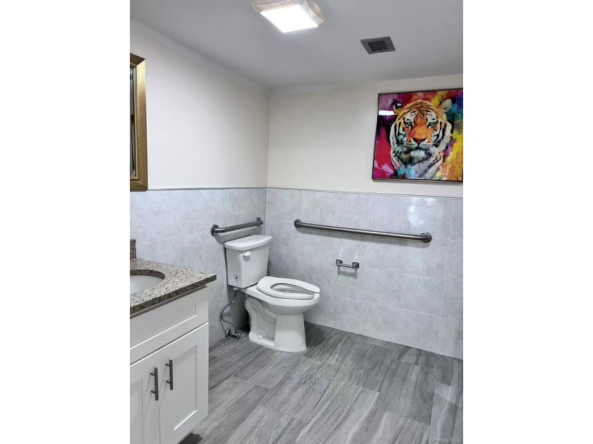 It's a rare spacious office in Flushing, featuring 912sqft of - photo 11