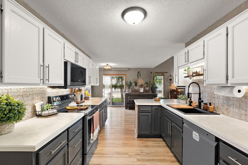 Picture-perfect, updated end-unit townhome with new luxury vinyl - photo 11