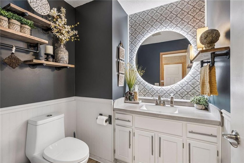 Picture-perfect, updated end-unit townhome with new luxury vinyl - photo 13