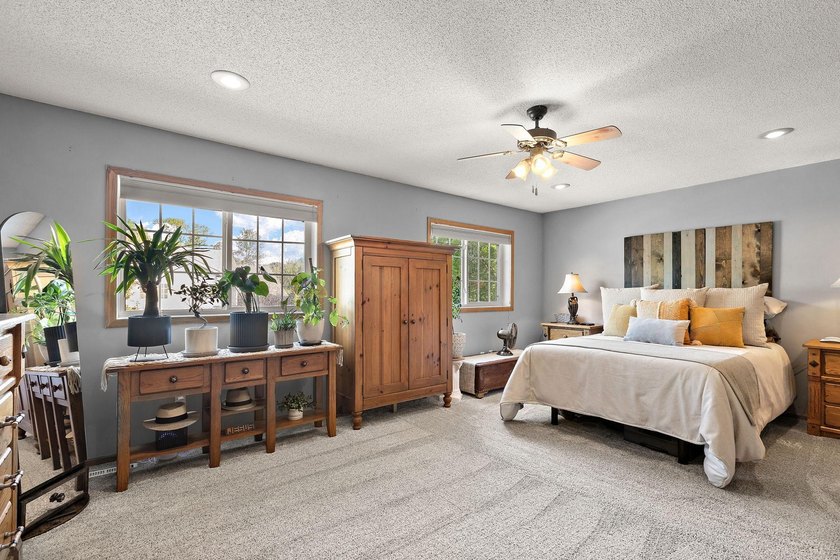 Picture-perfect, updated end-unit townhome with new luxury vinyl - photo 14