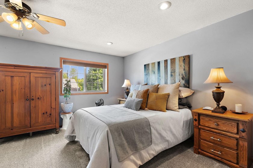 Picture-perfect, updated end-unit townhome with new luxury vinyl - photo 15