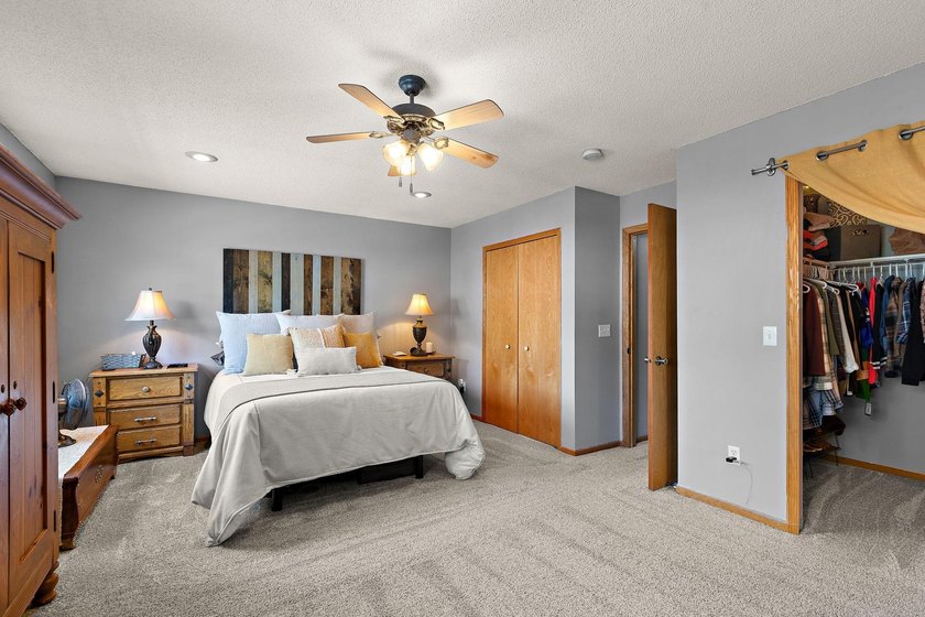 Picture-perfect, updated end-unit townhome with new luxury vinyl - photo 16