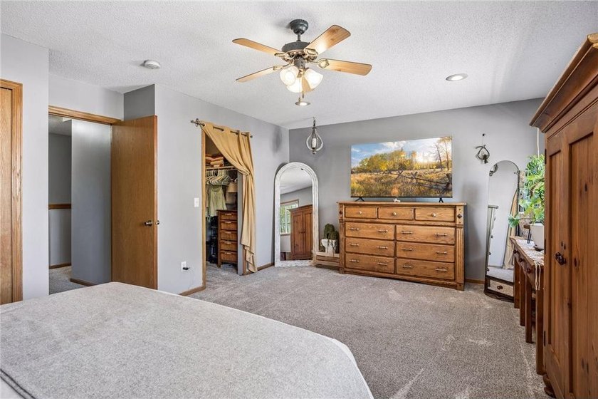 Picture-perfect, updated end-unit townhome with new luxury vinyl - photo 17