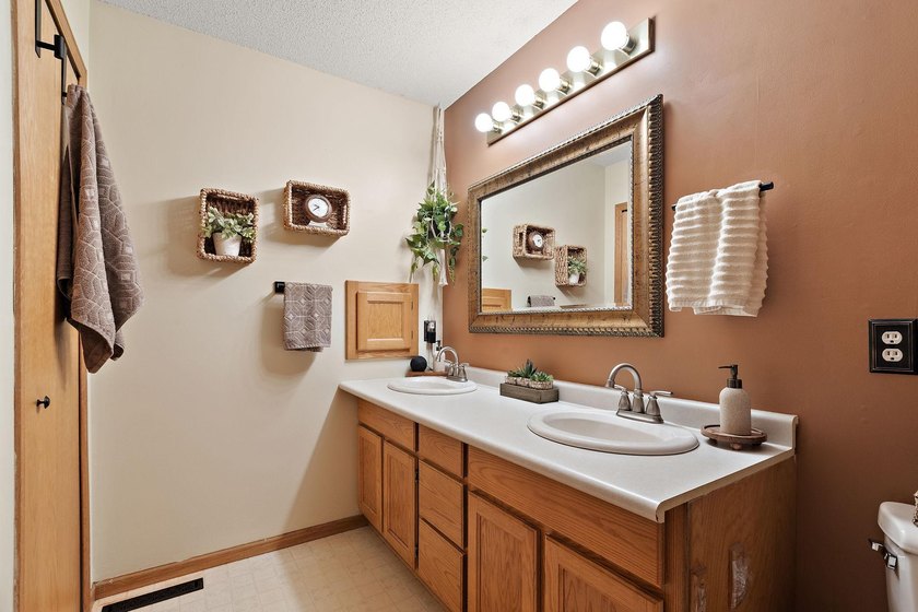 Picture-perfect, updated end-unit townhome with new luxury vinyl - photo 18
