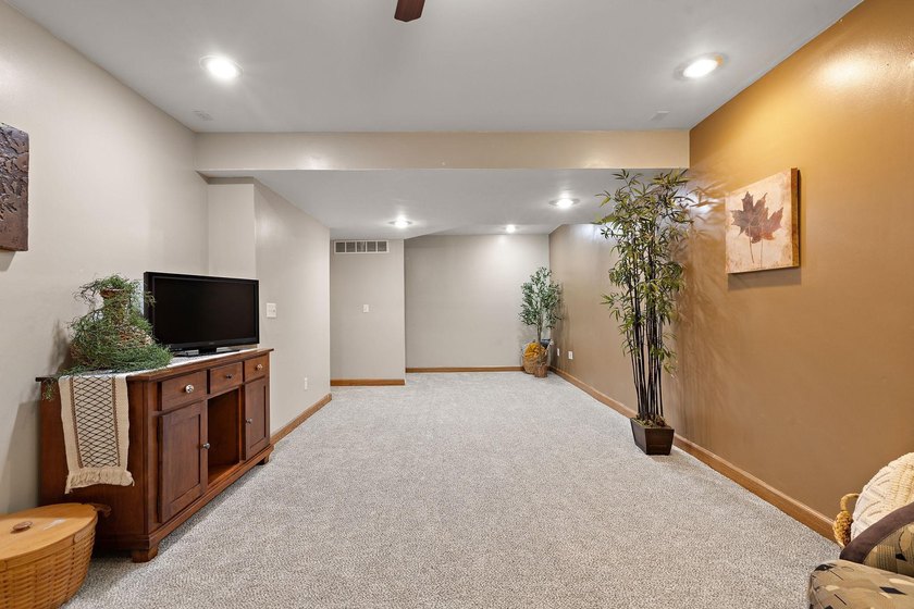 Picture-perfect, updated end-unit townhome with new luxury vinyl - photo 22