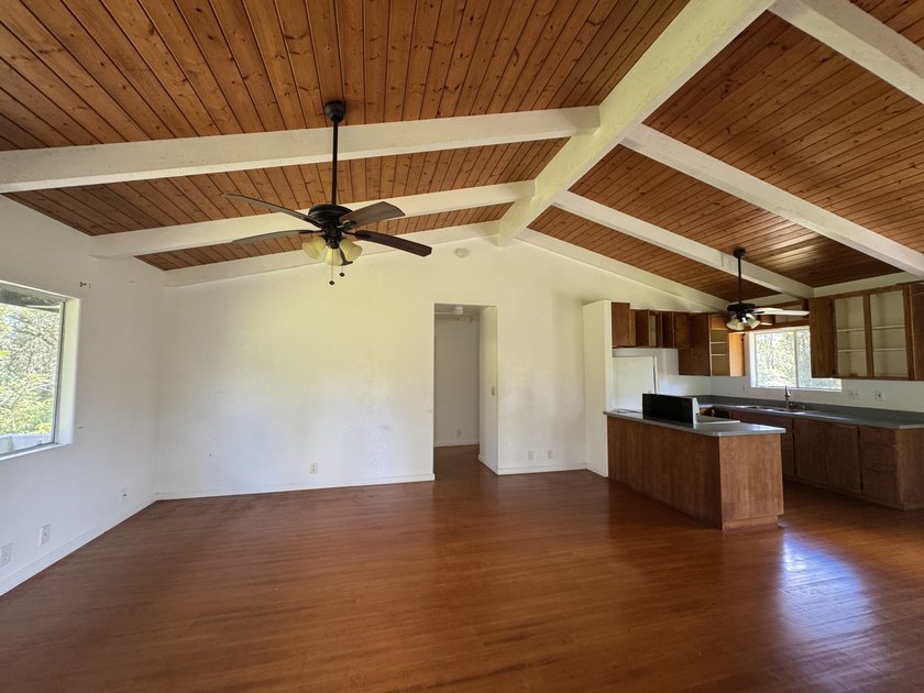 Auction listing - Auction fees may apply. 2 bedroom, 1 bath home - photo 3
