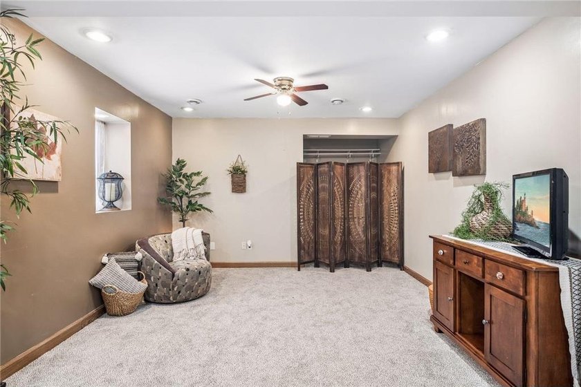 Picture-perfect, updated end-unit townhome with new luxury vinyl - photo 24