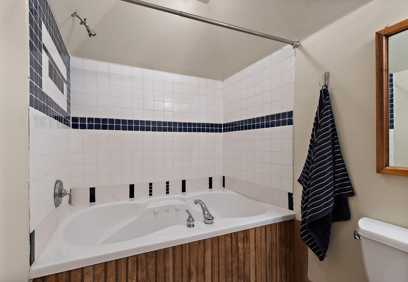 Picture-perfect, updated end-unit townhome with new luxury vinyl - photo 26