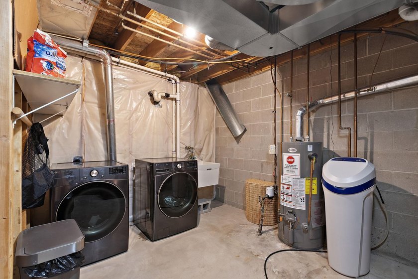 Picture-perfect, updated end-unit townhome with new luxury vinyl - photo 27