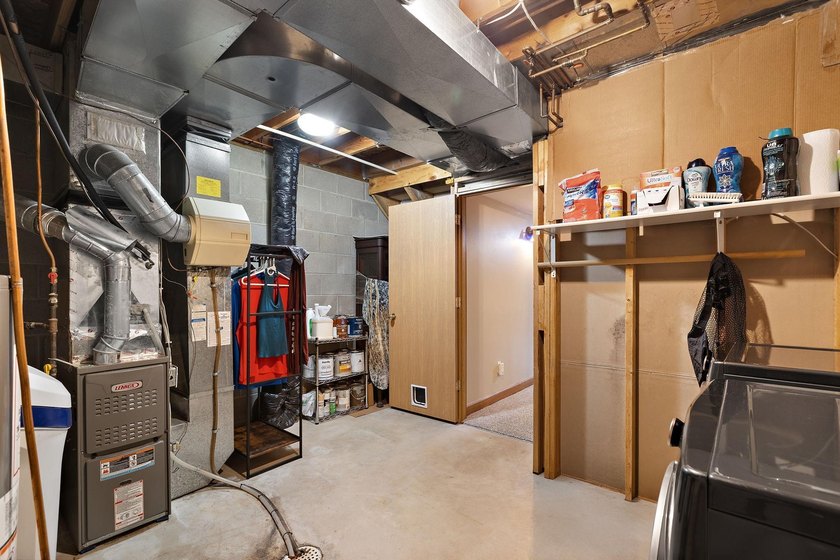 Picture-perfect, updated end-unit townhome with new luxury vinyl - photo 29