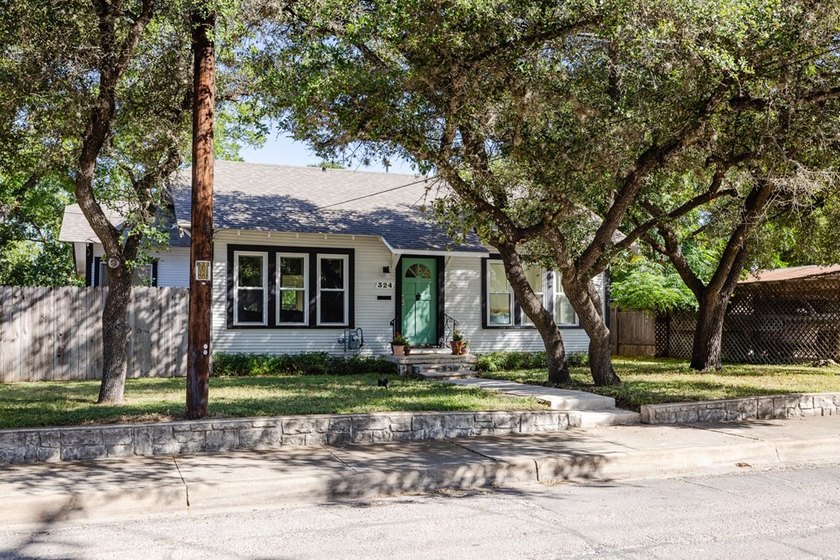 Unique investment opportunity or multi-generational living! This - photo 2