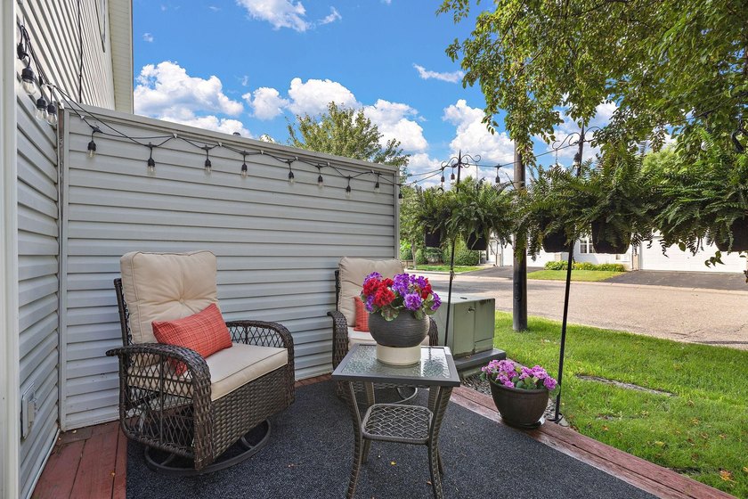 Picture-perfect, updated end-unit townhome with new luxury vinyl - photo 32