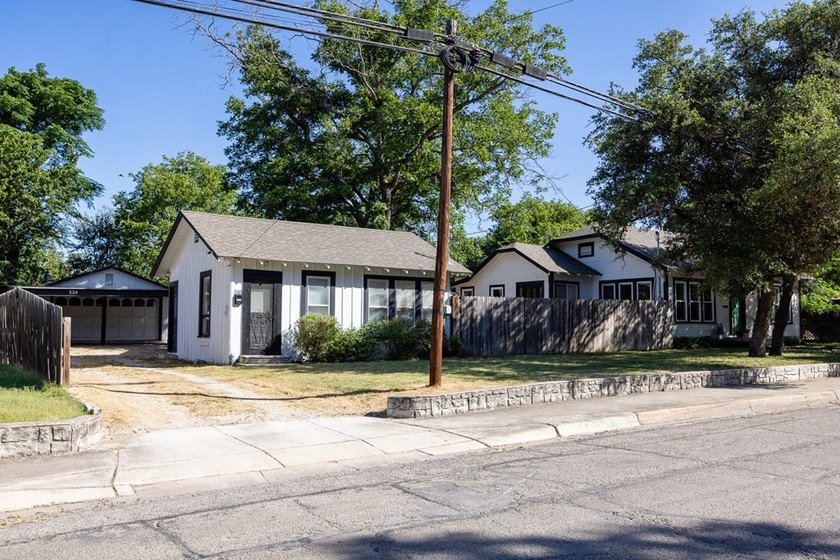 Unique investment opportunity or multi-generational living! This - photo 3
