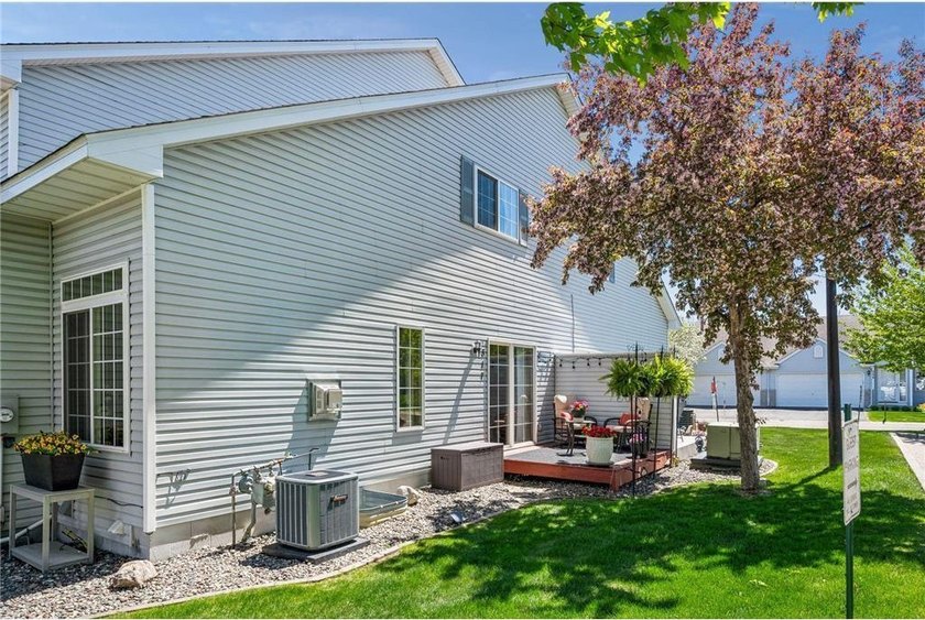 Picture-perfect, updated end-unit townhome with new luxury vinyl - photo 35