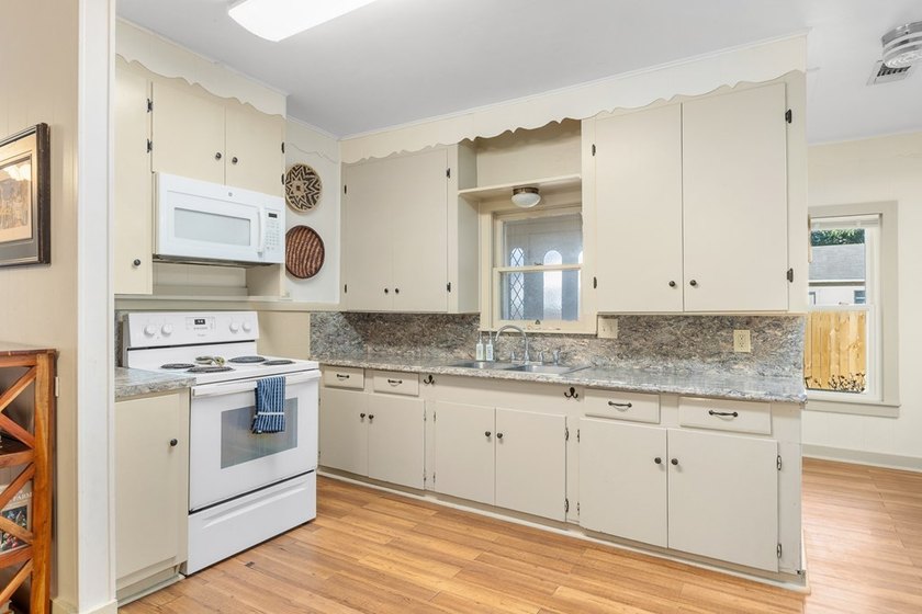 Unique investment opportunity or multi-generational living! This - photo 9