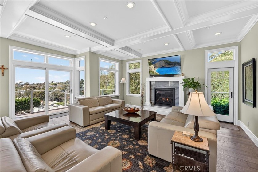 Located on a quiet cul-de-sac, this exceptional Laguna Beach - photo 8