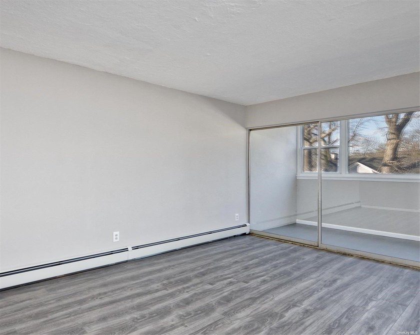 Beautifully updated co-op style apartment with fantastic - photo 4