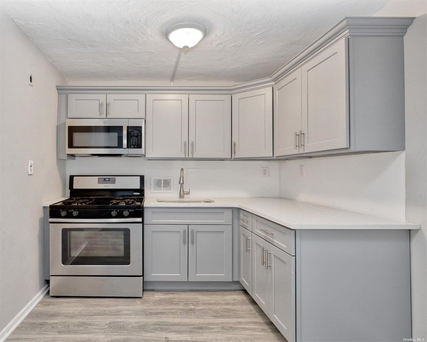 Beautifully updated co-op style apartment with fantastic - photo 8